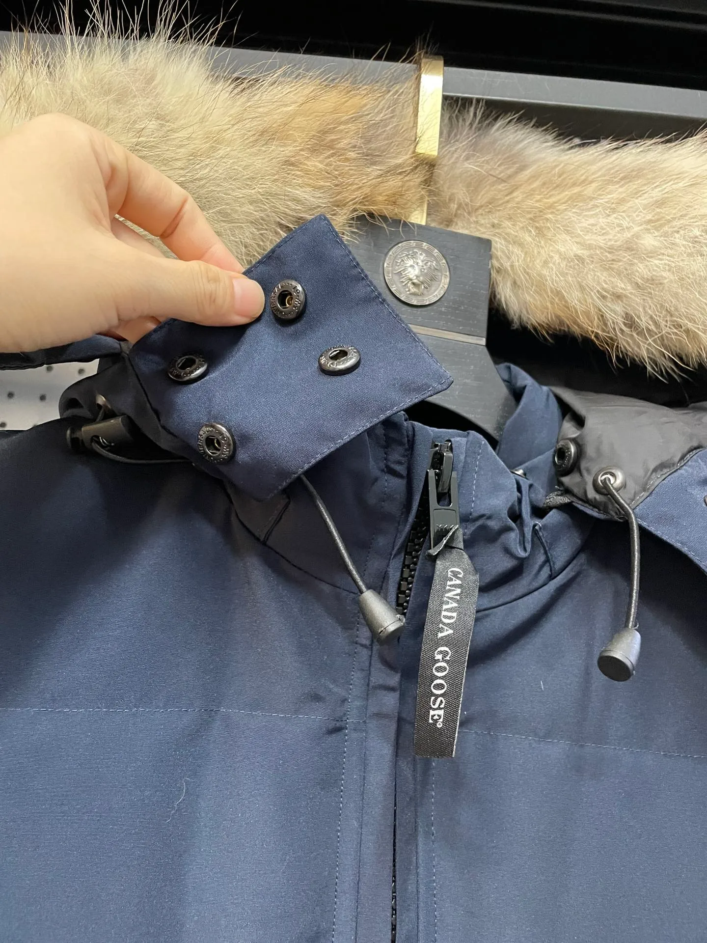 P880 Navy Blue Canadian CANADA GOOES 04 Style/Women's Style. Canada Goose is the Rolls-Royce of down jackets. Both Arctic and Antarctic scientific expedition teams and others choose Canada Goose as their cold-proof equipment.  ➖ Industry-leading anti-counterfeiting chip sensing.  ➖ Imported Behringer embroidery machines and customized embroidery labels, the highest level and industry leading.  ➖ Imported Korean 21-count polyester-cotton blended original fabric, TC85 waterproof coated fabric, water-repellent, windproof and wear-resistant.  ➖ The new national standard 80 white duck down is filled with an average of 520 grams of down. The amount of down filled is industry-leading.  ➖ 100% nylon lining with double double-layer sealing design to prevent velvet running, and seamless thread design on the cuffs!  ➖ Western Canadian Green Wolf Collar.  ➖ Yoshida YKK provides original factory-customized electroplated sliders. YKK two-way lockable zippers are tight and smooth and do not peel off paint.  ➖ 3M composite Velcro is durable and the accessories and hardware are all custom-made. Only for the purest goose, the most dedicated, the most professional, the highest quality, the highest cost performance!    SIZE:XS-XXL